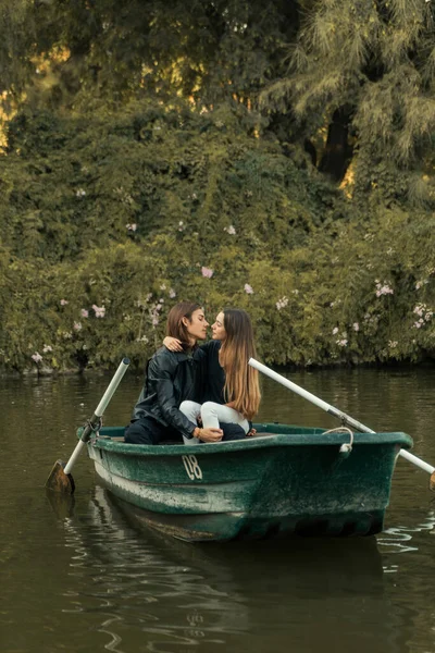 Pareja Joven Enamorada Romántico Paseo Barco Abrazándose Besándose — Foto de Stock