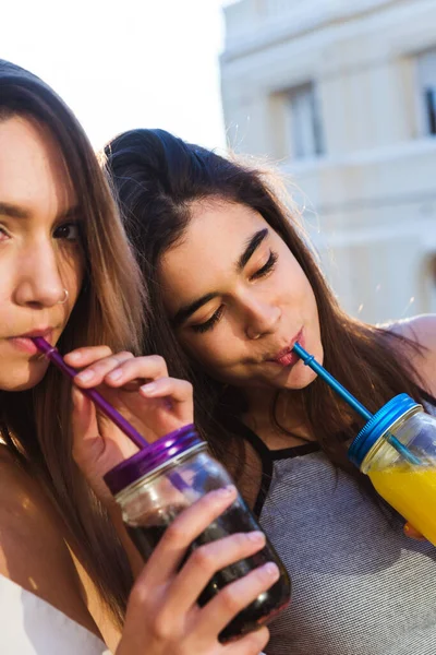 Skjuten Ett Par Kvinnliga Vänner Att Dricka Tillsammans Utomhus — Stockfoto