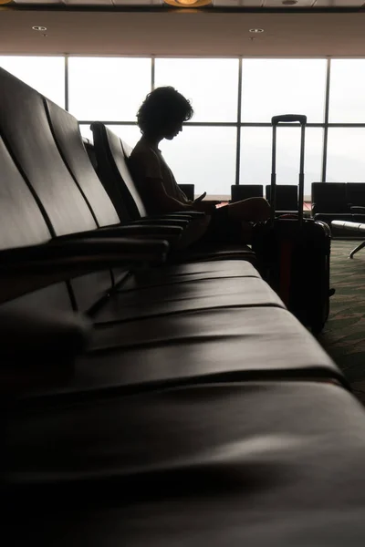 Αγνώριστο Άτομο Που Κάθεται Αίθουσα Αναμονής Αεροδρομίου Τις Αποσκευές Του — Φωτογραφία Αρχείου