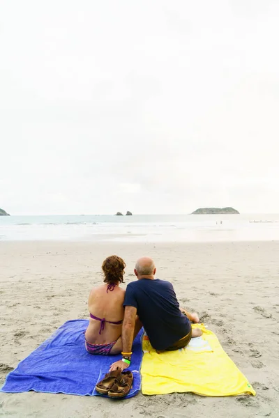 Задний Вид Пары Сидящей Вместе Пляже Коста Рике — стоковое фото