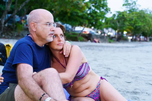 Взрослая Пара Обнимает Друг Друга Пляже Коста Рике — стоковое фото