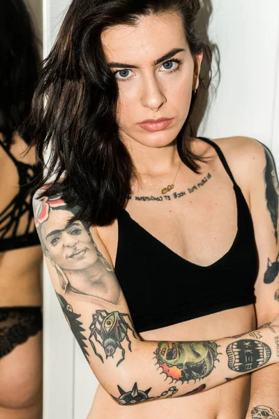 Vuxen Kvinna Med Svart Hår Och Tatueringar Armarna Bär Svarta — Stockfoto