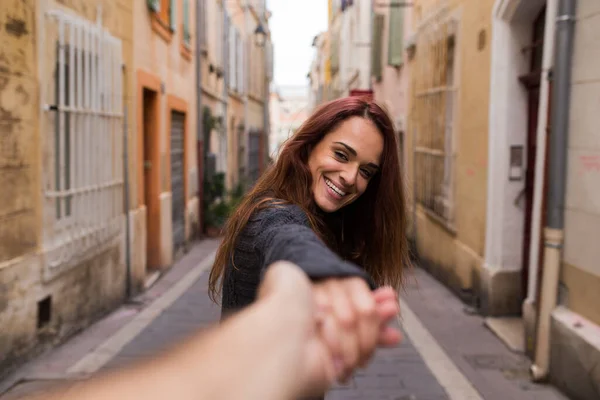 Persona Irriconoscibile Che Tiene Mano Una Giovane Donna Fuori — Foto Stock