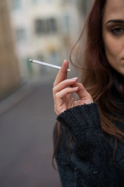 담배를 여자들의 — 스톡 사진