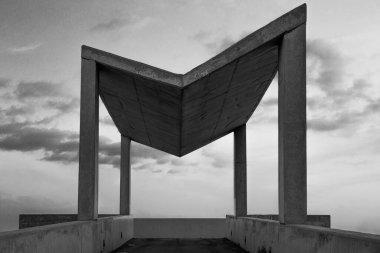 Kuş uçmaz kervan geçmez bir yerde siyah beyaz bir bina..