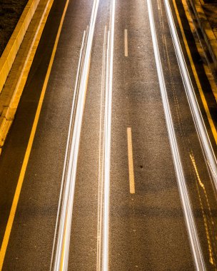 Gece bir caddenin uzun pozlama görüntüsü.