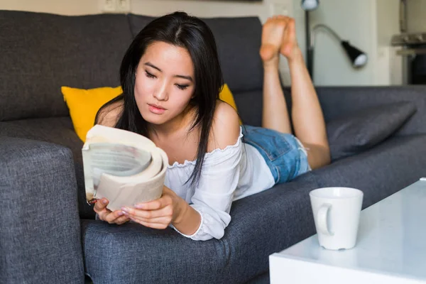 Young Chinese Pretty Girl Reading Book Sofa — Stock Photo, Image