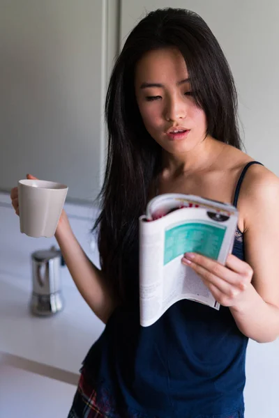 Pijama Giymiş Genç Çinli Bir Kadın Elinde Bir Fincan Kahveyle — Stok fotoğraf