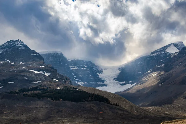 Stunning Sun Rays Shining Peaks Glaciers Columbia Ice Field Alberta — стокове фото