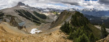 Garibaldi Ulusal Parkı 'ndaki Gargoyles Dağı' ndan güzel bir manzara, British Columbia, Kanada. Dağların manzarası ve tepeden buzullar. Karamsar, bulutlu gökyüzü