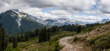 Garibaldi Ulusal Parkı, British Columbia, Kanada 'daki Elf Gölleri' nin güzel manzarası. Dağların manzarası, buzullar ve karamsar, bulutlu gökyüzü.