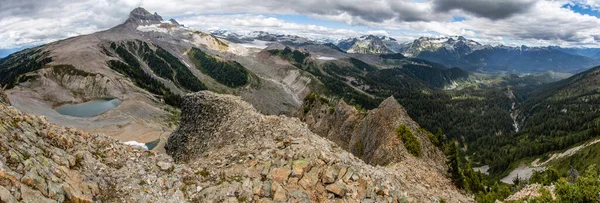 加拿大不列颠哥伦比亚省Garibaldi国家公园Gargoyles山的美丽景色 从山顶俯瞰高山和冰川 闷闷不乐 多云的天空 — 图库照片