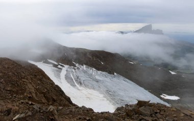 Garibaldi Ulusal Parkı 'ndaki Panorama Ridge yürüyüşünden güzel bir manzara, British Columbia, Kanada. Kara Dağlar, dağlar, buzullar ve karamsar, bulutlu gökyüzü manzarası.