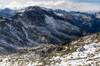 Kanada, British Columbia 'daki Rohr Dağı yürüyüşünden güzel bir manzara. Dağların, buzulların ve bulutlu gökyüzünün manzarası.