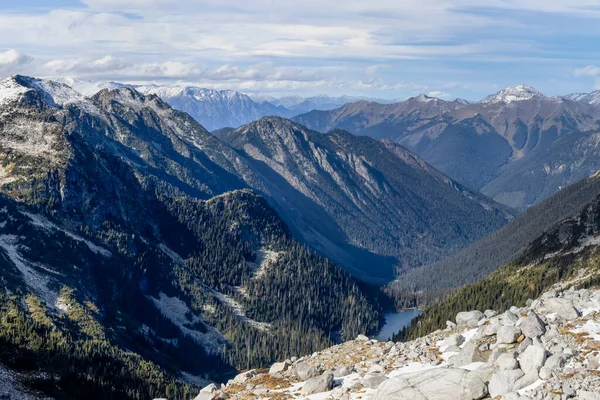 加拿大不列颠哥伦比亚省的鲁尔山徒步旅行的美丽景色 冰川和多云的天空 — 图库照片