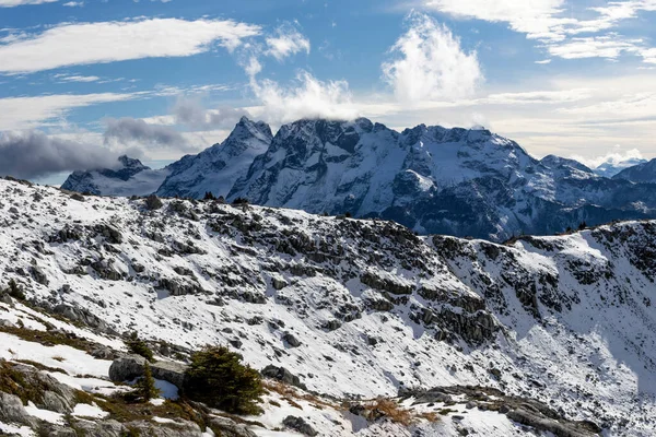 加拿大不列颠哥伦比亚省的鲁尔山徒步旅行的美丽景色 冰川和多云的天空 — 图库照片