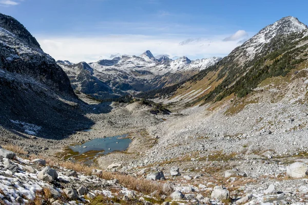 加拿大不列颠哥伦比亚省的鲁尔山徒步旅行的美丽景色 冰川和多云的天空 — 图库照片