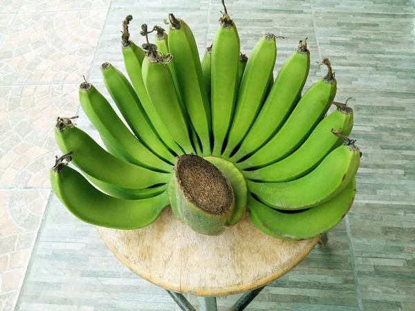 Gros Plan Bouquet Bananes Vertes Fraîches Sur Table Bois Pour — Photo