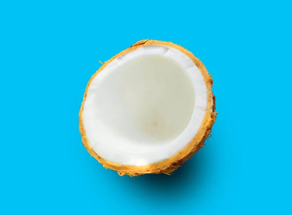 Bovenaanzicht Half Kokosnoot Geïsoleerd Cyaan Achtergrond Eten Drinken Specerijen Dessert — Stockfoto