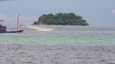 Balıkçı teknesi küçük karides avlıyor