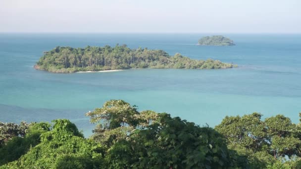 Isla tropical deshabitada en el Golfo de Tailandia — Vídeo de stock