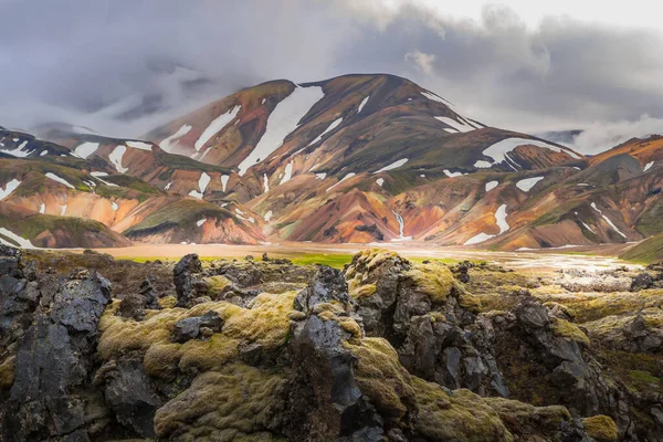 Vulkanische bergen vol kleuren, Landmannalaugar, IJsland, — Stockfoto