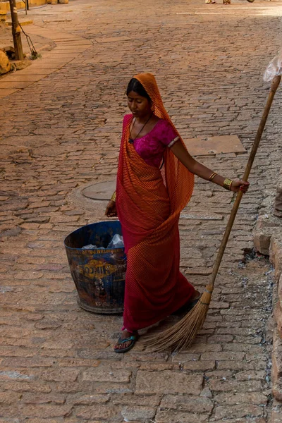 Rajasthan Ινδία Αύγουστος 2021 Κυβερνητικός Καθαριστής Καθαρίζει Δρόμο Του Χρυσού — Φωτογραφία Αρχείου