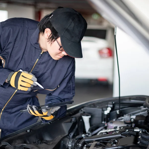 Asian Auto Mecânico Segurando Tablet Digital Verificando Motor Carro Sob — Fotografia de Stock