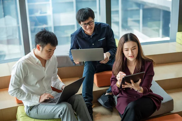 회의와 팀워크 아시아 사업가는 직장에서 프레젠테이션을 디지털 태블릿을 사용하여 동료들에게 — 스톡 사진