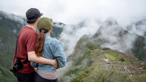 Pareja Asiática Turistas Mirando Machu Picchu Una Las Siete Maravillas — Foto de Stock