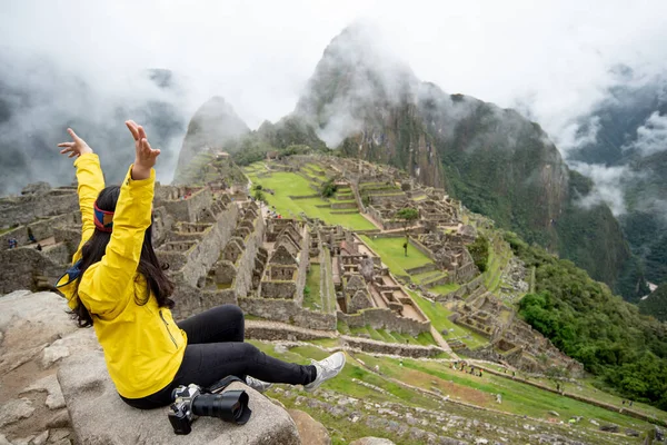 Asian Woman Traveler Raising Hand Machu Picchu One Seven Wonders — Stock Photo, Image