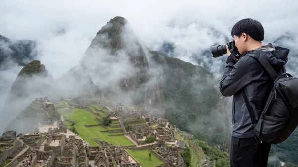 Hombre Asiático Viajero Fotógrafo Tomando Fotos Machu Picchu Una Las — Foto de Stock