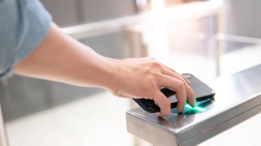 Otomatik giriş kapısı makine ofis binası içinde açmak için Smartphone kullanarak erkek ele