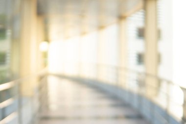 Bulanık yürüyüş koridoru soyut. Kamu binasının içi bulanık. Odaklanmamış bokeh efekti arkaplanı veya arkaplan.