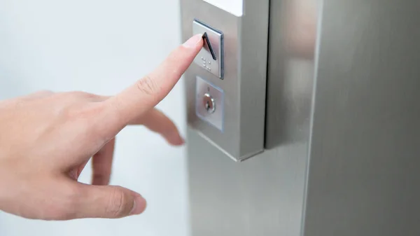 オフィスビルのエレベーター リフト の前でボタンを押す男性人差し指 機械工学の概念 — ストック写真