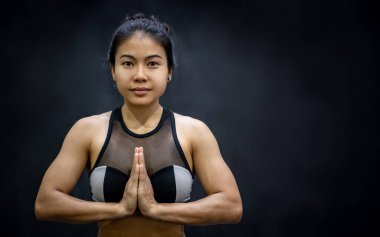 Genç Asyalı atlet kadın spor salonunda yoga pozu veriyor. Spor eğitimi ve sağlıklı yaşam tarzı kavramları