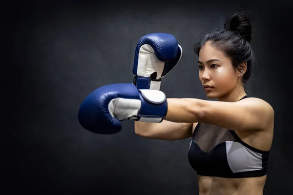 Mulher Asiática Jovem Boxeador Posando Uppercut Com Luvas Boxe Azul — Fotografia de Stock