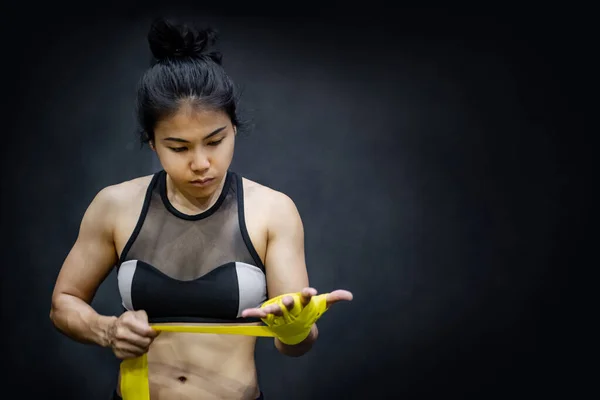Aziatische Vrouwelijke Bokser Met Gele Katoenen Bandjes Pols Fitnessruimte Atleet — Stockfoto