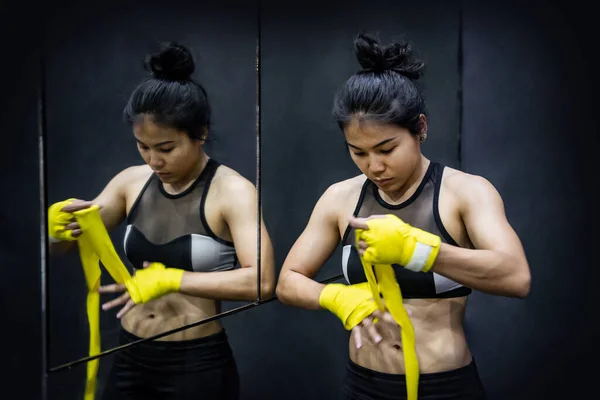 Boxeadora Asiática Con Correa Algodón Amarillo Muñeca Gimnasio Mujer Atleta — Foto de Stock