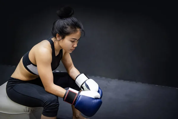 Mulher Boxeador Asiático Atraente Sentado Posando Com Luvas Boxe Azul — Fotografia de Stock