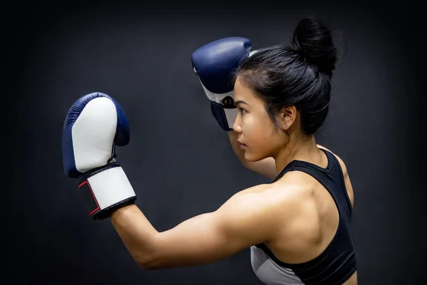 Mulher Asiática Jovem Boxeador Posando Uppercut Com Luvas Boxe Azul — Fotografia de Stock