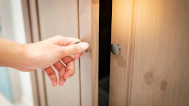 Erkek el tutan dolap kapı kolu açılış ahşap dolap. Ev dekorasyonu konsepti