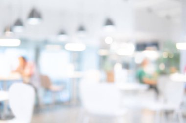 Bulanık restoran geçmişi. Bulanık kafe ya da kafeteryada yemek masaları, sandalyeler ve diğer dekorasyonlar. Tasarım ögesi için bulanık arkaplan. Yiyecek ve içecek konsepti.