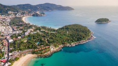 Phuket 'teki Karon ve Kata Sahili' nin havadan görüntüsü. Andaman Denizi 'nin güzel sahili. Tayland 'ın ünlü turistik beldesi.
