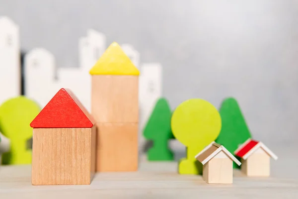Group Wooden House Tree Toy Block Models Blurred City Background — Stock Photo, Image