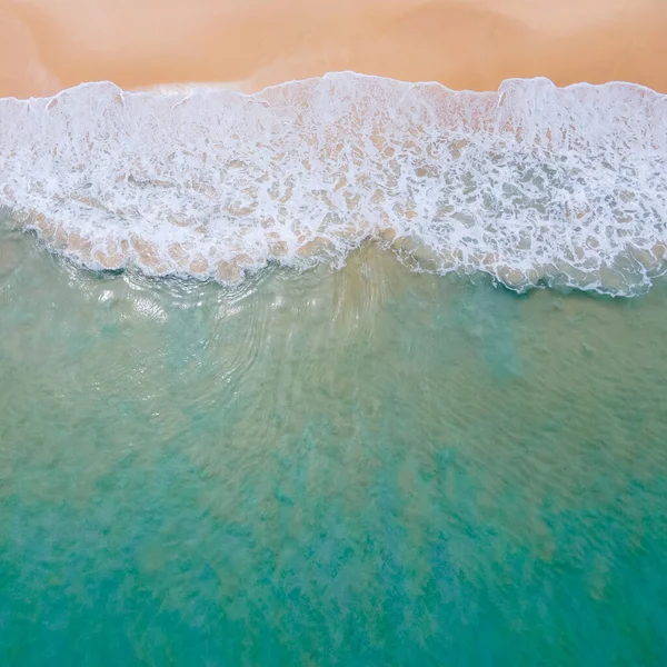 Повітряний Вид Бірюзової Океанської Хвилі Досягає Берегової Лінії Красивий Тропічний — стокове фото