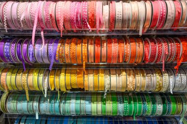 El sanatları atölyesinde renkli bir kurdele. Zanaatkar ve el işi malzemesi. DIY hobi konsepti
