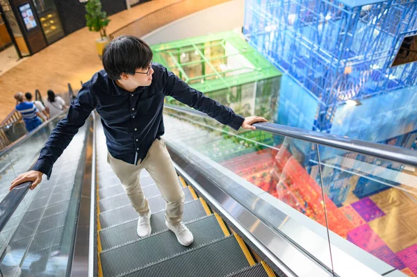 Homem Asiático Roupas Casuais Andando Escada Rolante Shopping Center Loja — Fotografia de Stock