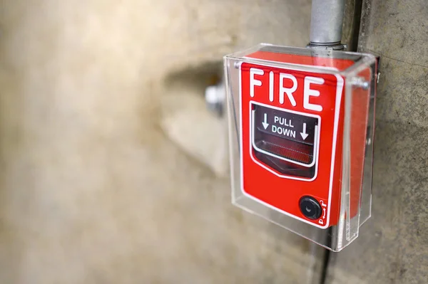 Roter Brandmeldeschalter Betonwand Bürogebäude Ausrüstung Für Industrielle Brandwarnsysteme Für Den — Stockfoto