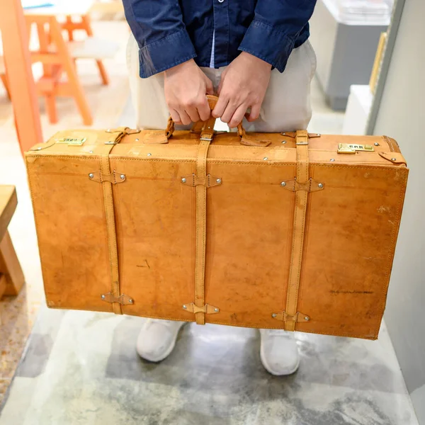 Male Hand Carrying Antique Leather Suitcase Old Vintage Suitcase Travel — Stock Photo, Image